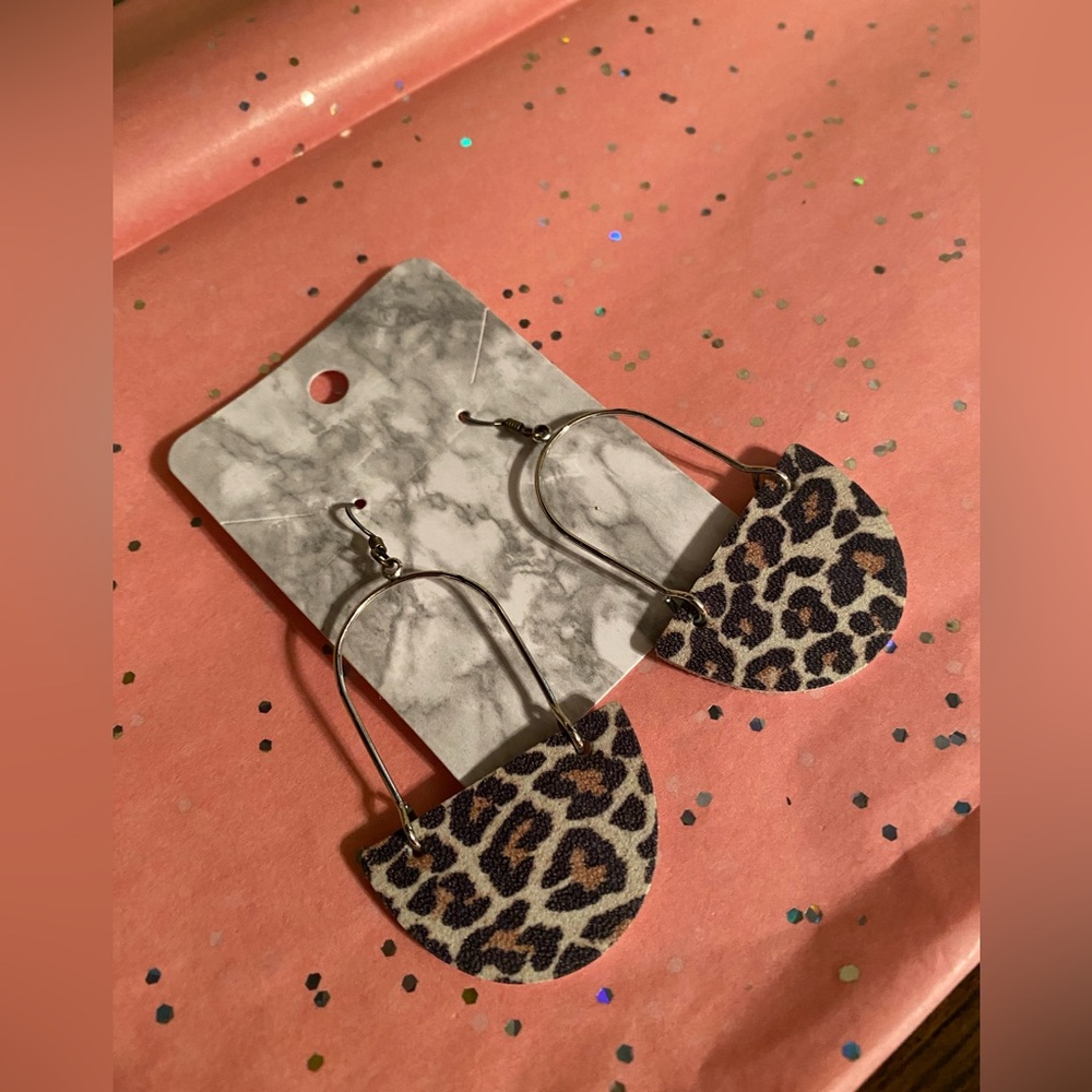 Nickel and Suede Leopard Islas